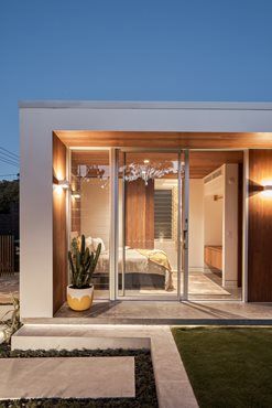 Marvell Street Studio: Reimagining a coastal backyard | Architecture & Design Roof Gardens, Rooftop Terrace Design, Rooftop Design, Backyard Studio, Balanced Living, Australian Garden, Glass Walls, Garden Bedroom, Tropical House