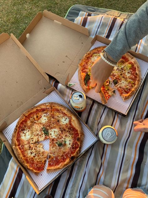 Picnic Pizza Ideas, Pizza Picnic Aesthetic, Pizza Picnic Photoshoot, Picnic In The Park Ideas, Pizza Picnic Date, Pizzas Aesthetic, Fast Food Picnic, Picnic At Park, Park Picnic Aesthetic