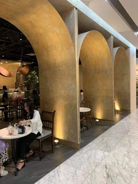 Stone Interior Restaurant, Wall Seating Restaurant, Half Circle Bar Design, American Dinner Restaurant, Curved Bar Design, Stone Restaurant, Rooftop Restaurant Design, Architecture Restaurant, Modern Restaurant Design