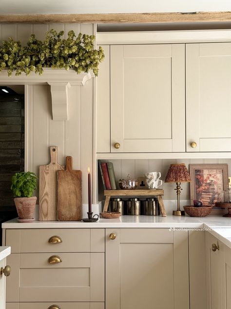 Light Tan Kitchen Cabinets, Kitchen Cabinets Color Ideas, Warm Kitchen Ideas, Shaker Kitchen Ideas, Artsy Kitchen, Cream Colored Kitchen Cabinets, Tan Kitchen, British Kitchen, Country Kitchen Ideas