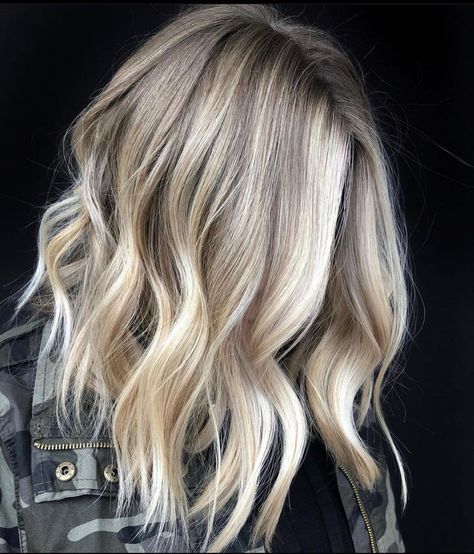 Hairstyles With Curtain Bangs, Bayalage Blonde, Winter Blonde Hair, Blonde Balayage Hair, Platinum Blonde Balayage, Balayage Lob, Balayage Hair Color Ideas, Winter Blonde, Blonde Lob