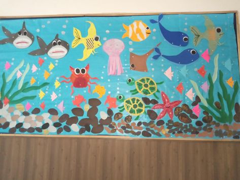 DIY crafts for board decoration Under The Sea Board Ideas, Under The Sea Boards Preschool, 3d Under The Sea Crafts, Sea Creatures Classroom Decoration, Under The Sea Craft, Sea World Decoration School, Diy Projects For School, Sea Creatures Crafts, Fair Theme