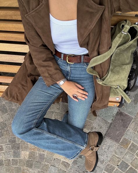 suede on suede all autumn long 🍂 Suede Outfit Aesthetic, Suede Top Outfit, Fall Outdoor Outfits Women, Suede Dress Outfit, Student Fits, Europe Capsule Wardrobe, Fall Suede, Suede Jacket Outfit, Take A Moment To Breathe