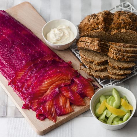 Make your own beetroot and gin cured salmon with sweet, salty flavour with a vibrant colour. Beetroot Cured Salmon, Smoked Salmon Starter, Starters Recipes Christmas, Salmon Starter, Cured Salmon Recipe, Dinner Party Starters, Nordic Recipe, Cured Salmon, Starter Recipes