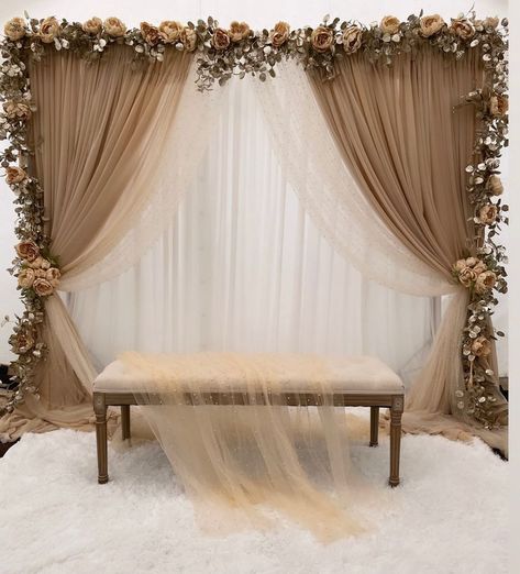 Minimal Nikkah Decor, Minimal Engagement Decor At Home, Nikah Decoration Ideas At Home Simple, Rokha Decor At Home, Home Decor For Engagement, Nikkah Home Decor, Wedding Throne Decoration, Minimal Engagement Decor, Simple Nikkah Decor At Home