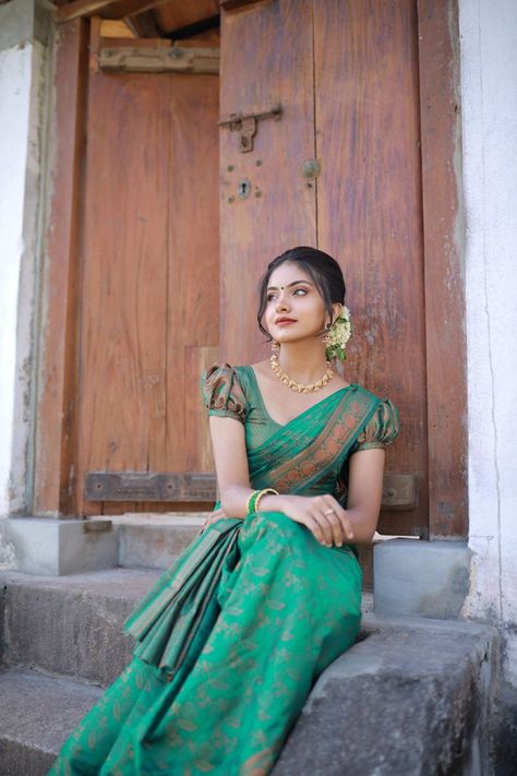 Puff Sleeve Blouse Silk Saree, Puffer Blouse For Saree, Green Puff Blouse Designs, Silk Saree Blouse Designs Puff Sleeves, Puff Sleeve Blouse Indian Saree Silk, Green With Blue Silk Saree Blouse Design, Blouse Designs Small Sleeves, Traditional Puff Sleeve Blouse, Cotton Puff Sleeve Blouse