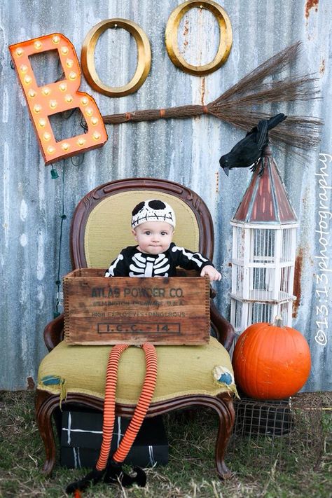 Halloween Mini Session Facebook.com/1313photos Baby skeleton Fall Photoshoot Ideas For Kids, Photoshoot Ideas For Kids, Pumpkin Patch Business, Pumpkin Patch Decoration, Fotos Halloween, Fall Photo Booth, Halloween Mini Session, Pumpkin Patch Farm, Fall Photoshoot Ideas