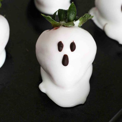 Ghost Strawberries, Strawberry Ghosts, Easy Halloween Desserts, Quick And Easy Dessert Recipes, Halloween Brownies, Edible Eyes, Halloween Party Planning, Easy Dessert Recipes, Chocolate Covered Strawberry