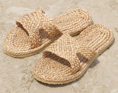 Straw Shoes/Straw Slippers/Woven Shoes Thai Slippers Sandals Handmade Hyacinth Woven Water Hyacinth Spa Slippers - S03 Indigo Bag, Straw Slippers, Straw Shoes, Straw Sandals, Spa Slippers, Woven Shoes, Fingerless Gloves Knitted, Summer Slippers, Water Hyacinth