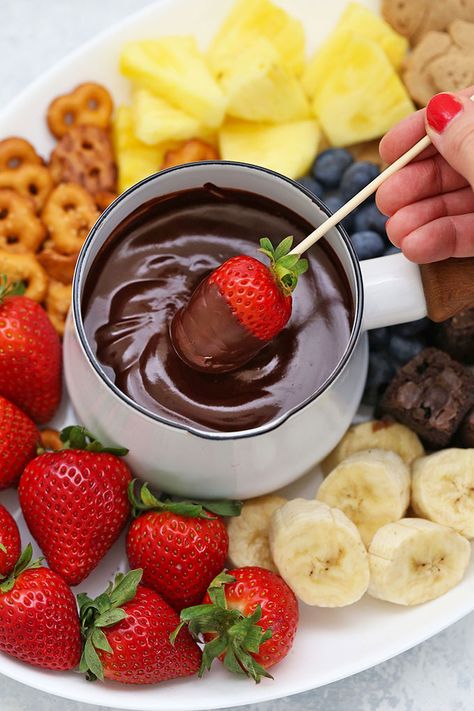 Vegan Dessert Chocolate, Easy Chocolate Fondue Recipe, Dairy Free White Chocolate, Chocolate Fondue Recipe, Fondue Recipe, Fondue Party, Fondue Recipes, Valentines Day Desserts, Dairy Free Chocolate