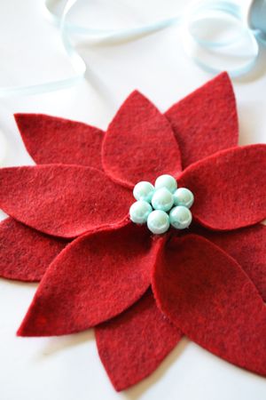 poinsettia-8 Diy Felt Poinsettia, Felt Poinsettia, Sew Felt, Felt Ornaments Diy, Easy Ornaments, Wool Applique Patterns, Crafts For Seniors, Poinsettia Flower, Christmas Poinsettia