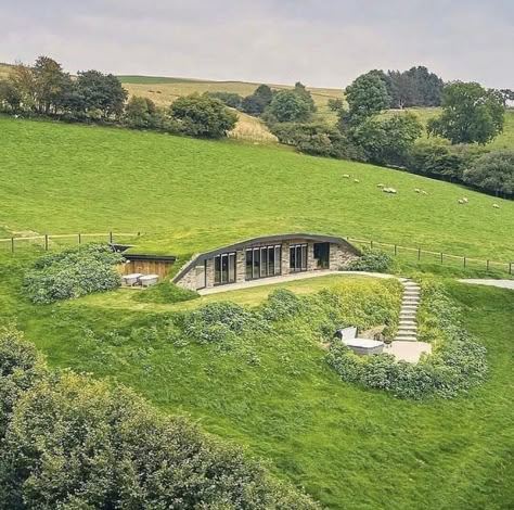 Case Sotterranee, Ground House, Sustainable Tiny House, Living Green Roof, Japanese Bath House, Bunker Home, Underground Living, Quonset Homes, Earth Sheltered Homes