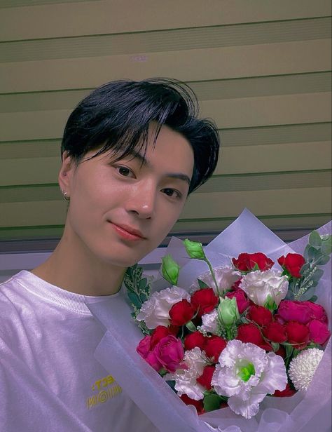 Jay Enhypen, Enhypen Jay, Des Roses, Aesthetic Icon, Kpop Aesthetic, Jay, Roses, Quick Saves