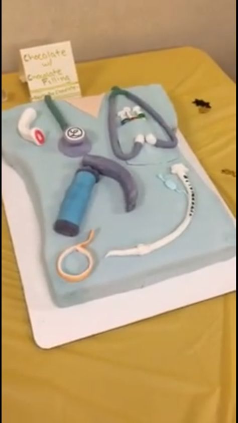 So crafty ❤️ Anesthesia Anesthesiologist Cake, Anesthesia School, Medical Party, Doctor Cake, Mini Cake Recipe, Cake For Boyfriend, School Cake, Groom Cake, April Birthday