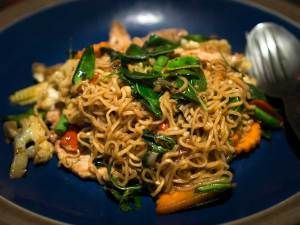 Love Maggi? Check Out The Crazy Variety At Hungry Head Mumbai Maggi Noodles, Maggi Recipes, Thai Foods, Drunken Noodles, Main Course Dishes, Instant Noodle, Low Carb Eating, Instant Noodles, Indian Dishes