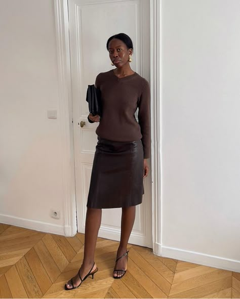 Paris 6, Chic Skirts, Technology Fashion, Leather Midi Skirt, Living In Paris, Brown Outfit, Chic Leather, Leather Pencil Skirt, French Women