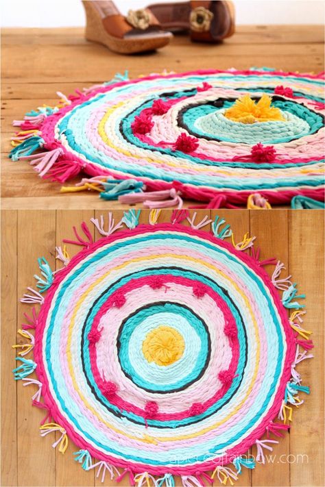 Detailed tutorial on how to make beautiful rag rug with easy DIY t-shirt yarn & weave boho farmhouse rag rugs on cardboard or hula hoop loom! - A Piece of Rainbow #boho #farmhouse, living room ideas, bedroom decorations, bohemian, anthropologie, farmhouse, #upcycle #recycle #craft #crafting #weave #weaving #diy #homedecor #homedecorideas #bohemian #bohemiandecor #bedroom #livingroom #livingroomideas #bathroom #bathroomideas #rug Rag Rug Diy, Diy Shabby Chic, Homemade Rugs, Rug Diy, Rag Rug Tutorial, Shabby Chic Rug, Braided Rug Diy, Crochet Rag Rug, Tshirt Rug