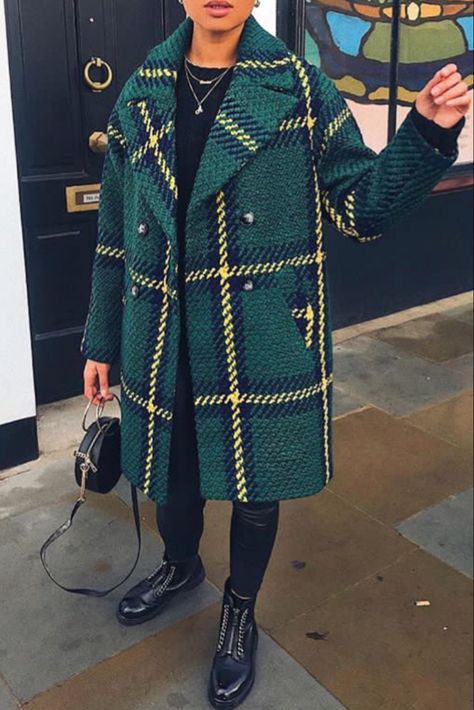 Mode femme hiver avec un long manteau vert à grands carreaux Tartan Coat Outfit, Green Coat Outfit, Fall Thrift, Tartan Coat, Pattern Outfits, Holy Chic, Long Coat Women, Plaid Coat, Green Coat