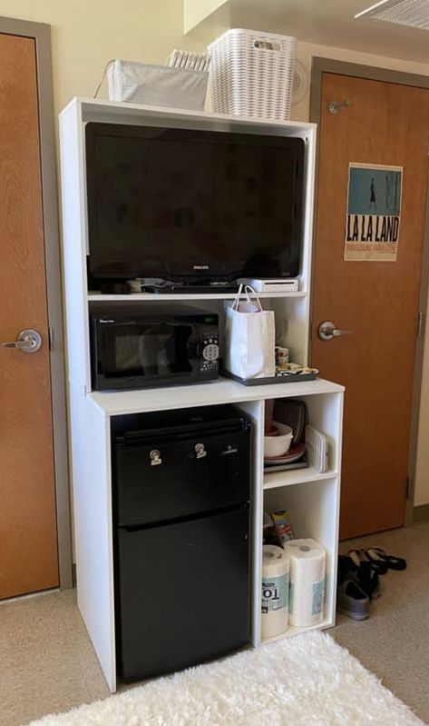 Dorm Tv, Dorm Things, Dorm House, Beautiful Dorm Room, Tv Setup, College Dorm Room Inspiration, Dream Dorm Room, Over Toilet Storage, Girl Apartment Decor