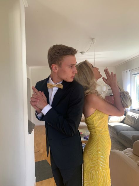 Prom Photoshoot Couples Fun, Bf And Gf Prom Pictures, No Face Prom Pics, Funny Prom Photos, Silly Prom Pictures, Cute Hoco Pics With Boyfriend, Prom Instagram Story Ideas, Prom Date Pics, Prom Date Photos