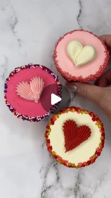 Rachel Lindsay on Instagram: "Mix and match Valentines cupcakes ❤️💗💜 Using the 1A tip, pipe a swirl of buttercream onto your cupcake. Press down onto parchment paper and freeze for 15 minutes. Remove from parchment paper and roll the sides in sprinkles. I used tip 32 to pipe hearts on top. Mix and match your @wiltoncakes sprinkles with the colours of your buttercream to make the cutest valentines collection ❤️🫶🏼💜 #cupcake #cupcakedesign #valentinesbaking #cakedbyrach #loveheart #cakeart #heartcake" Cake Decorating Sprinkles, Valentines Snacks, Rachel Lindsay, Valentines Baking, Valentines Collection, Wilton Cake Decorating, Valentines Cupcakes, Wilton Cakes, Heart Cake