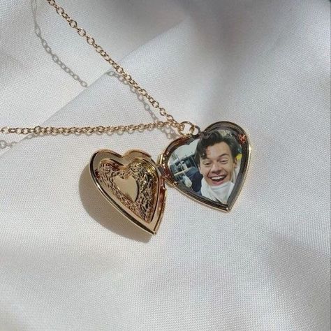 #harries #harrystyles #harry #styles #core Harry Styles Core, Harry Styles Aesthetic, Heart Shaped Pendant Necklace, Heart Shaped Pendant, Steel Gifts, Jewelry Heart, Harry Styles Pictures, Mr Style, + Core + Aesthetic