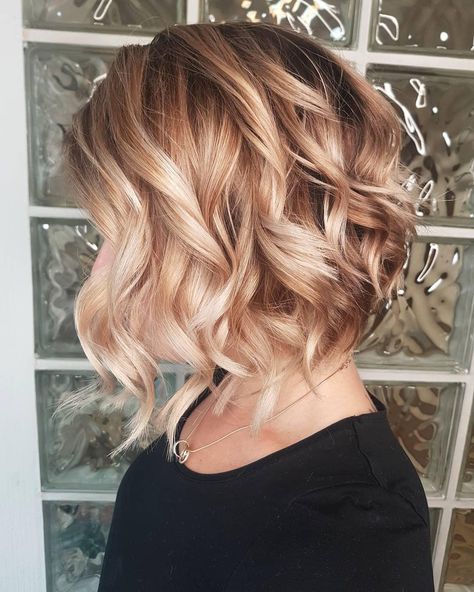 Glossy. Glam. Wavy Bob. We're obsessed with Sophia Lange's beachy blonde balayage and waved hair style. Beachy Blonde, Light Strawberry Blonde, Strawberry Blonde Highlights, Medium Blonde Hair, Strawberry Blonde Hair Color, Golden Blonde Hair, Strawberry Blonde Hair, Medium Long Hair, Blonde Hair With Highlights