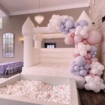 Preppy Bounce House, White Bouncy Castle Balloons, Balloon Arch Bounce House, Indoor Bounce House Party Birthday, Balloons On Bounce House, White Bounce House With Balloons, Bounce House Balloon Garland, White Bouncy House, Bounce House Balloons