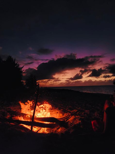 #fire #camping #aesthetic #instagram #inspiration #sunset #summer #sky #beach #bonfire #beachlife #recipe Campfire Astethic, Bond Fire Aesthetic, Beach Fire Aesthetic, Warm Astethic, Camping Astethic, Fire Astethic, Beach Bonfire Parties, Bonfire Aesthetic, Bonfire Beach