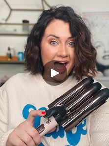 🚨 NEW TOOL ALERT 🚨 Le Tridente  BIG TRIPLE BARREL WAVING IRON on short hair!!! Shop👉 http://t.langehair.com/SHCJu 🧜🏻‍♀️ EXTRA 30% off with code: SPLASH | By Cortney SwannFacebook Three Barrel Curling Iron Hairstyles, Triple Barrelled Hair, Triple Barrelled Hair Styles, Waving Iron, Three Barrel Curling Iron, Short Hair Waves, Barrel Curling Iron, Hair Iron, Hair Shop