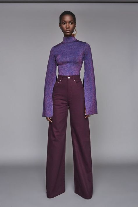 Monochrome outfit inspiration purple Chique Outfit, Solace London, 70s Inspired Fashion, Purple Metallic, Look Retro, Purple Pants, Fashion Weeks, Mode Inspo, Mode Vintage