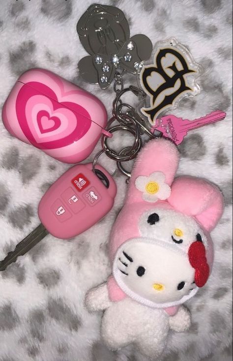 Hello Kitty Car Decor, Cute Car Keys, Car Keys Keychain Ideas, Car Keychain Aesthetic, Cute Keychains For Car Keys, Keys Ideas, Hello Kitty Car Accessories, Car Keychain Ideas, Pink Car Accessories