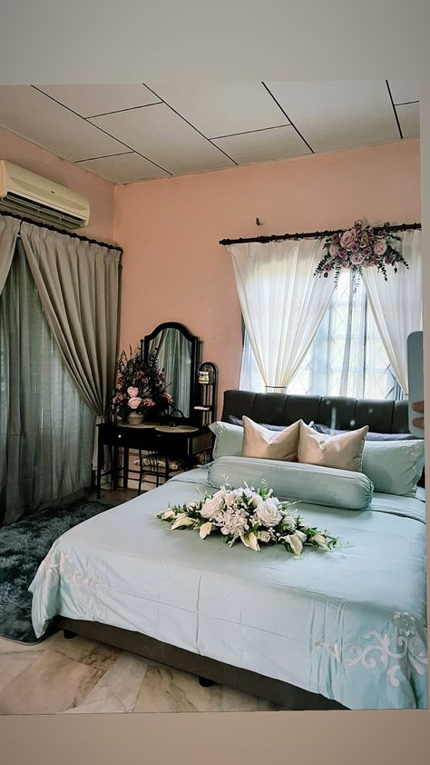 Bride Groom Bedroom Decoration, Bilik Pengantin Ideas Simple, Bilik Pengantin, Wedding Night Room Decorations, Dekorasi Wedding, Braidsmaid Dresses, Flower Room Decor, Wealthy Family, Smaller Portions