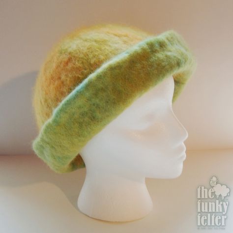 The Funky Felter: How To Make a Felted Hat - A Tutorial for Combined Needle and Wet Felting Techniques Tovad Ull, Felting Techniques, Needle Felting Tools, Felted Hat, Wet Felting Projects, Hat Tutorial, Needle Felting Tutorials, Felt Projects, Needle Felting Projects