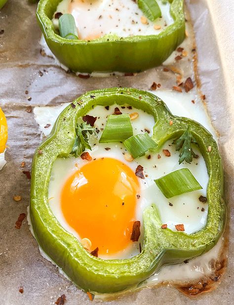 Green Bell Pepper Recipes, Eggs In A Hole, Eggs And Kale, Eggs In Peppers, Bell Pepper Recipes, Egg Recipes For Breakfast, Smashed Potatoes, Easy Eggs, Hearty Breakfast