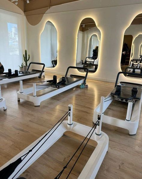 Pilates On Reformer, Reformer Pilates Class Aesthetic, Pilates Aesthetic Studio, Vision Board Ideas Pilates, Luxury Pilates Studio, Aesthetic Pilates Studio, Pilates Instructor Aesthetic, Vision Board Pilates, Pilates Class Aesthetic