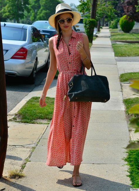 DO wear a casual woven hat with a flowy patterned sundress. If you're going to a picnic or an outdoor party, wear exactly what Miranda Kerr is wearing here. Miranda Kerr Outfits, Miranda Kerr Street Style, Miranda Kerr Style, Celebrity Street Style, Summer Maxi, Miranda Kerr, Comfortable Dress, Summer Maxi Dress, Street Fashion