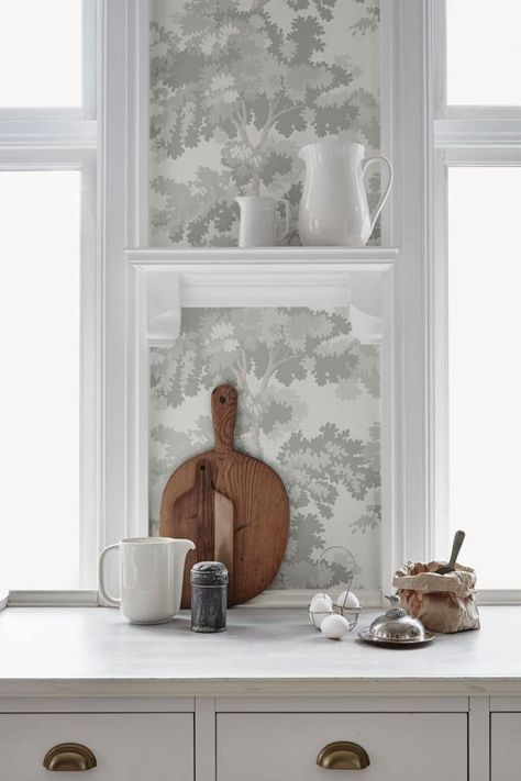 Moody Kitchens, Inspo Wallpaper, Swedish Wallpaper, Scandinavian Wallpaper, Beige Paint, Sandberg Wallpaper, Classic Wallpaper, Nina Campbell, Interior Wallpaper