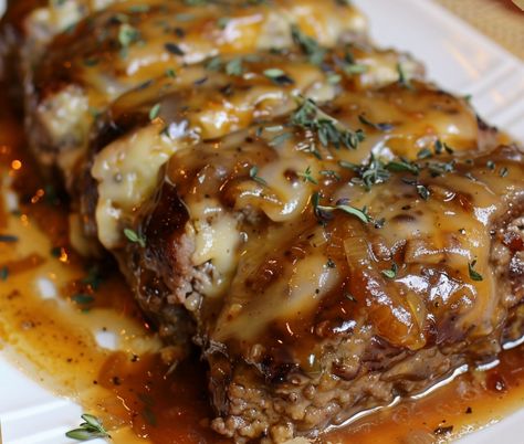 French Onion Meatloaf – Chloe foods Onion Soup Mix Meatloaf, Brown Gravy Meatloaf, Onion Soup Meatloaf Recipe, French Onion Dip Mix, French Onion Meatloaf, Cheese Stuffed Meatloaf, Crockpot Meatloaf, French Soup, Onion Burger