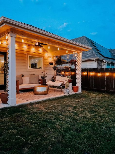 A detailed tutorial for how to hang string lights in the backyard. Tips for hanging string lights on a covered patio, and along a back fence. Porch String Lights, Small Covered Patio, Backyard Covered Patios, Covered Back Patio, Diy String Lights, Hanging String Lights, Patio String Lights, Backyard Lighting, How To Hang