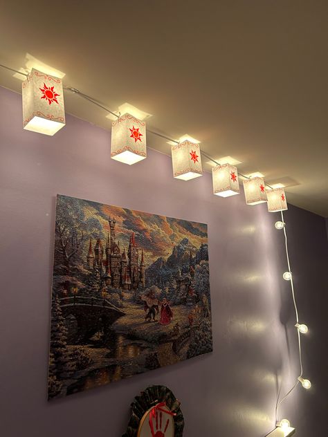 #disney #tangled #beautyandthebeast #thomaskinkade #stringlight #roomdecoration #roomdecorbedroom Tangled Theme Bedroom, Tangled Room Decor, Dcp Room Decor, Tangled Decor, Lantern Tangled, Tangled Bedroom, Tangled Room, Rapunzel Room, Disney Decor Bedroom