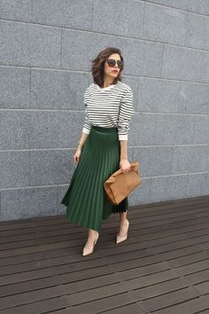 Middie Skirt, Green Pleated Skirt Outfit, Green Skirt Outfits, Green Pleated Skirt, Skirt Inspiration, Midi Skirt Outfit, Cool Winter, Mid Skirt, Rock Outfit