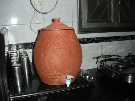 Indian water clay pot. Keeps filtered water cool during hot summer days Indian House Interior, Clay Cookware, Indian Kitchen Utensils, Clay Cooking Pots, Healthy Cookware, Small Kitchen Organization, Indian Pottery, Ceramic Dinnerware Set, Cooking Utensil