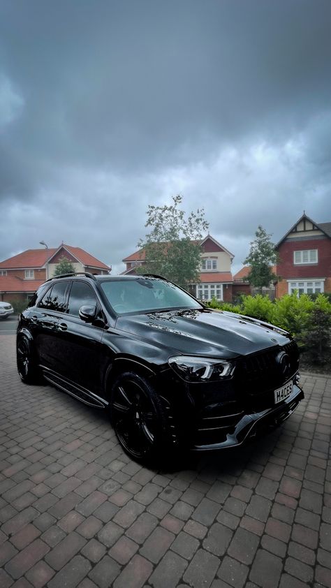 Black On Black Cars, Blacked Out Suv, Black Suv Luxury, Kat Hasty, Matte Black Suv, All Black Benz, Blacked Out Mercedes, Black Trucks, Black Big Car Aesthetic