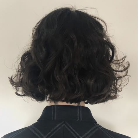 Bob Perm, Short Hair Inspiration, Pretty Short Hair, Trendy Short Hairstyles, Short Permed Hair, Short Haircut Styles, Curly Hair Photos, Hair Inspiration Short, Short Wavy Hair