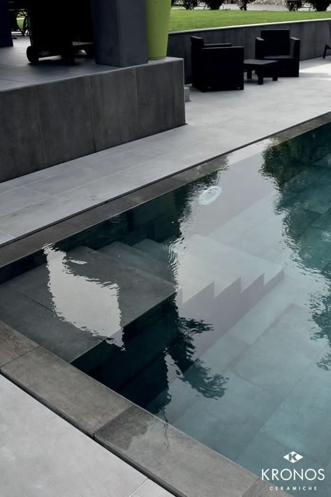 Pool Flooring Ideas, Swimming Pool Tiles Ideas, Modern Pool Tile Ideas, Grey Pool, Cement Pool, Pool Tile Ideas, Pool Concrete, Modern Swimming Pool, Pool Stairs