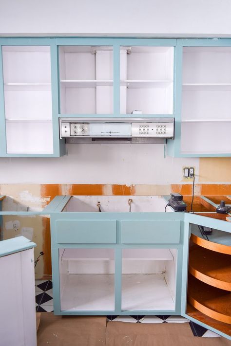 how to paint your plywood kitchen cabinets: first of all, do you even? Yes, paint them, and use the right paint formula and tools! Retro Kitchen can be cute again. Paint Inside Cabinets, Plywood Kitchen Cabinets, Inside Kitchen Cabinets, Inside Kitchen, Plywood Kitchen, Renovation Tips, Plywood Cabinets, Inside Cabinets, Classic Kitchen