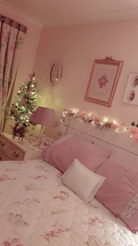 Pink Xmas Bedroom, Christmas Bedroom Decor Pink, Christmas Bedroom Pink And White, Holiday Bedding Pink, Pink Christmas Pillow Case, Pink Xmas, Christmas Decorating, Gift Wrapping, Christmas Decorations