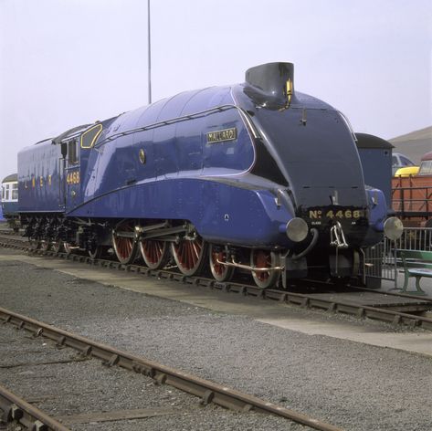 Mallard at York Mallard Train, Lner A4, Union Of South Africa, Old Steam Train, National Railway Museum, Steam Engine Trains, Railway Museum, Train Art, Old Trains