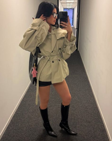 Office vibes 🤎✨ #kyliejenner @kyliejenner Follow @lloveskylie for more Kylie Jenner Fall Outfits, Hollywood Model, Kylie Jenner Lipstick, Kylie J, Kylie Jenner Makeup, Dressy Casual Outfits, Kylie Jenner Outfits, Kylie Kristen Jenner, Celebrity Street Style